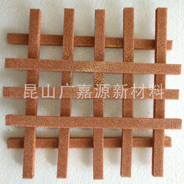 泡沫铜为三维多孔通透结构，并拥有较好的金属强度，同样的体积，材料重量更轻。